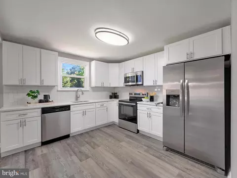 325 Beach Ave, Pasadena, MD 21122