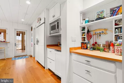 Kitchen - 3728 Bay Dr, Edgewater, MD 21037 photo 2 of 4