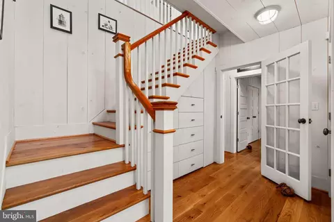 Entry Way - 3728 Bay Dr, Edgewater, MD 21037 photo 4 of 6
