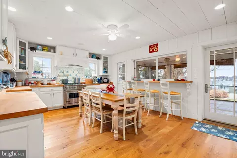Kitchen - 3728 Bay Dr, Edgewater, MD 21037 photo 3 of 4