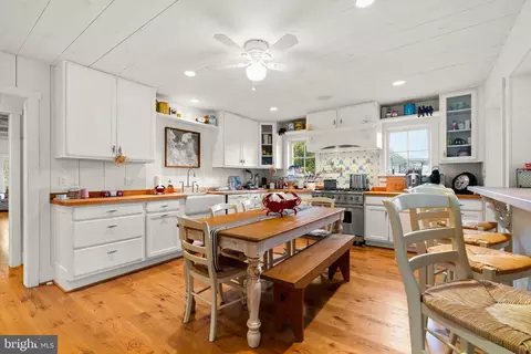 Kitchen - 3728 Bay Dr, Edgewater, MD 21037 photo 1 of 4