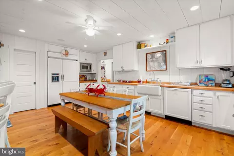 Kitchen - 3728 Bay Dr, Edgewater, MD 21037 photo 4 of 4