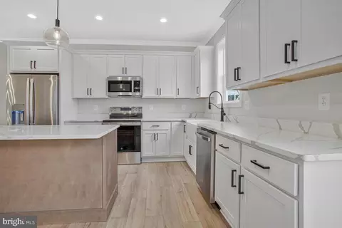 Entry Way - 443 Birch Dr, Edgewater, MD 21037 photo 7 of 10