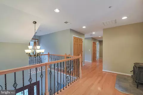 Entry Way - 7715 Paradise Beach Rd, Pasadena, MD 21122 photo 3 of 5