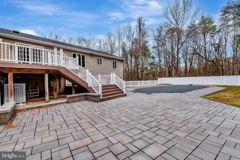 Exterior - 7715 Paradise Beach Rd, Pasadena, MD 21122 photo 6 of 8