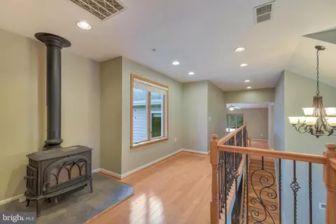 Entry Way - 7715 Paradise Beach Rd, Pasadena, MD 21122 photo 4 of 5