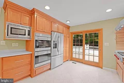 Kitchen - 7715 Paradise Beach Rd, Pasadena, MD 21122 photo 2 of 3