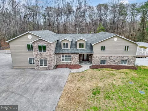 Exterior - 7715 Paradise Beach Rd, Pasadena, MD 21122 photo 4 of 8