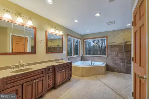 Bath - 7715 Paradise Beach Rd, Pasadena, MD 21122 photo 2 of 6