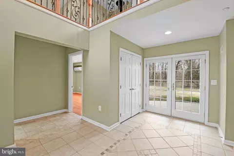 Entry Way - 7715 Paradise Beach Rd, Pasadena, MD 21122 photo 2 of 5