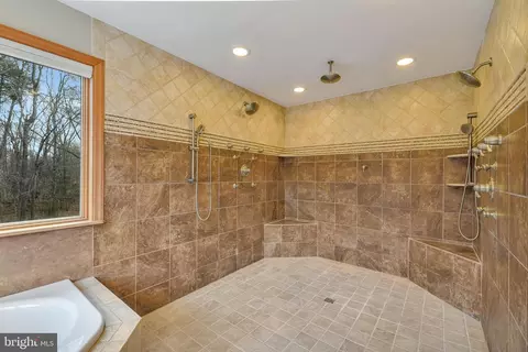 Bath - 7715 Paradise Beach Rd, Pasadena, MD 21122 photo 1 of 6