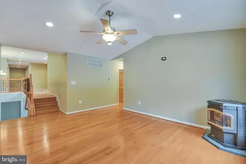 Living - 7715 Paradise Beach Rd, Pasadena, MD 21122 photo 2 of 3