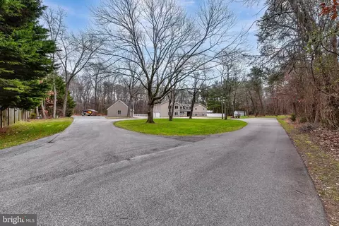 Exterior - 7715 Paradise Beach Rd, Pasadena, MD 21122 photo 2 of 8