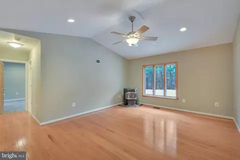 Living - 7715 Paradise Beach Rd, Pasadena, MD 21122 photo 1 of 3