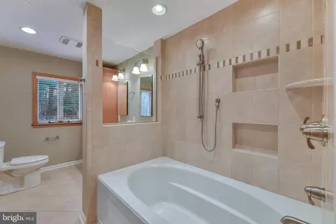 Bath - 7715 Paradise Beach Rd, Pasadena, MD 21122 photo 4 of 6