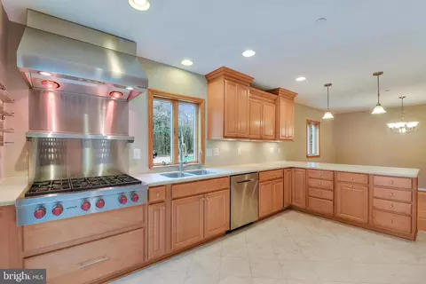Kitchen - 7715 Paradise Beach Rd, Pasadena, MD 21122 photo 1 of 3