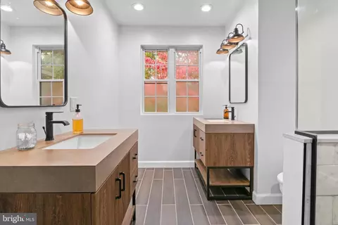 Bath - 2709 Parkview Dr, Riva, MD 21140 photo 2 of 7