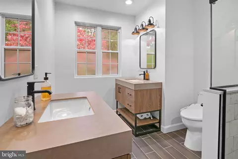 Bath - 2709 Parkview Dr, Riva, MD 21140 photo 3 of 7