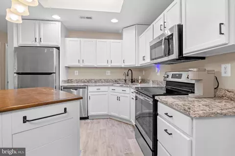 Kitchen - 2709 Parkview Dr, Riva, MD 21140 photo 4 of 5