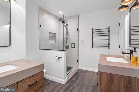 Bath - 2709 Parkview Dr, Riva, MD 21140 photo 4 of 7