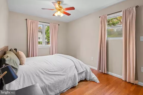 Bedroom - 2709 Parkview Dr, Riva, MD 21140 photo 2 of 2