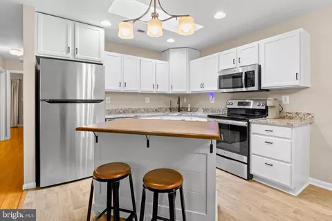 Kitchen - 2709 Parkview Dr, Riva, MD 21140 photo 2 of 5