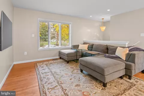 Living - 2709 Parkview Dr, Riva, MD 21140 photo 2 of 3