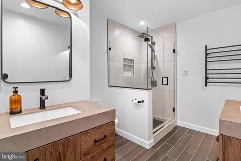 Bath - 2709 Parkview Dr, Riva, MD 21140 photo 5 of 7