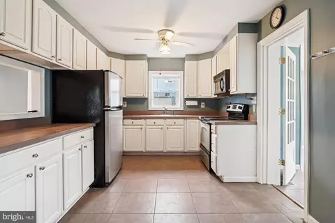 Kitchen - 1207 Hampton Rd, Annapolis, MD 21409 photo 1 of 2