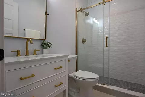 Bath - 3590 S River Ter, Edgewater, MD 21037 photo 3 of 7