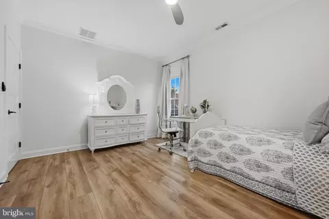 Bedroom - 3590 S River Ter, Edgewater, MD 21037 photo 5 of 10