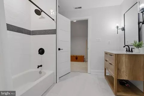 Bath - 3590 S River Ter, Edgewater, MD 21037 photo 6 of 7