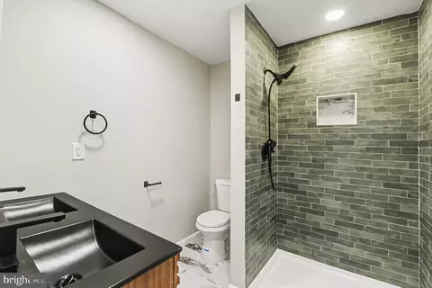 Bath - 3010 Marlin Dr, Riva, MD 21140 photo 2 of 3