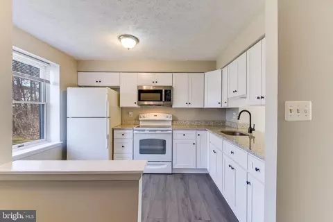 7946 Sutherland Ct, Pasadena, MD 21122 photo 9