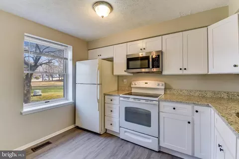 7946 Sutherland Ct, Pasadena, MD 21122 photo 11