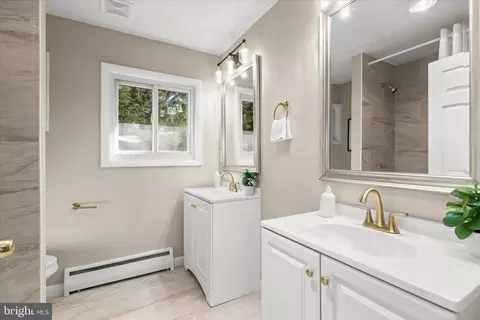 Bath - 16 Wilelinor Dr, Edgewater, MD 21037 photo 3 of 5