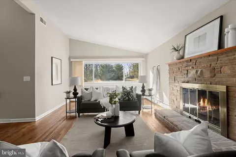 Living - 16 Wilelinor Dr, Edgewater, MD 21037 photo 2 of 9