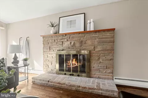 Living - 16 Wilelinor Dr, Edgewater, MD 21037 photo 6 of 9