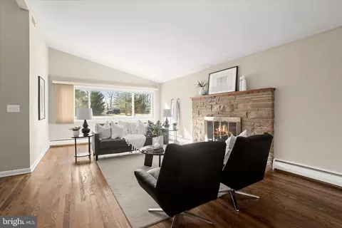 Living - 16 Wilelinor Dr, Edgewater, MD 21037 photo 3 of 9