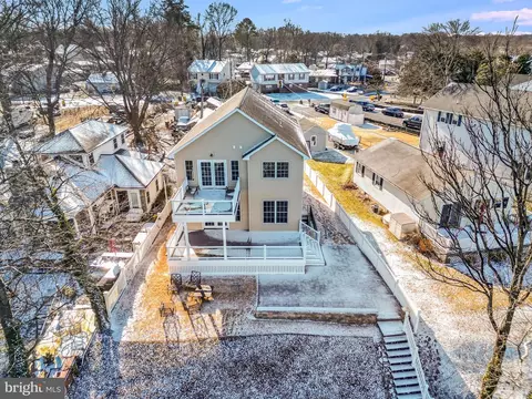 7588 Beach Dr, Pasadena, MD 21122