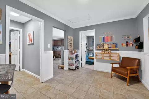 Entry Way - 7819 Bertha Rd, Pasadena, MD 21122 photo 4 of 8