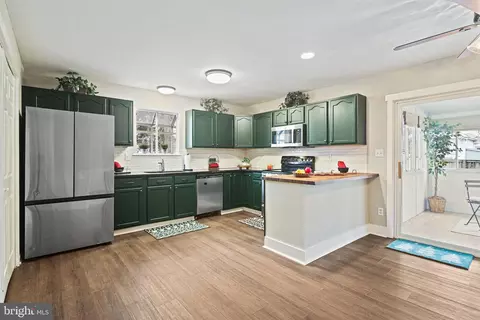Kitchen - 1617 Midland Rd, Edgewater, MD 21037 photo 2 of 3