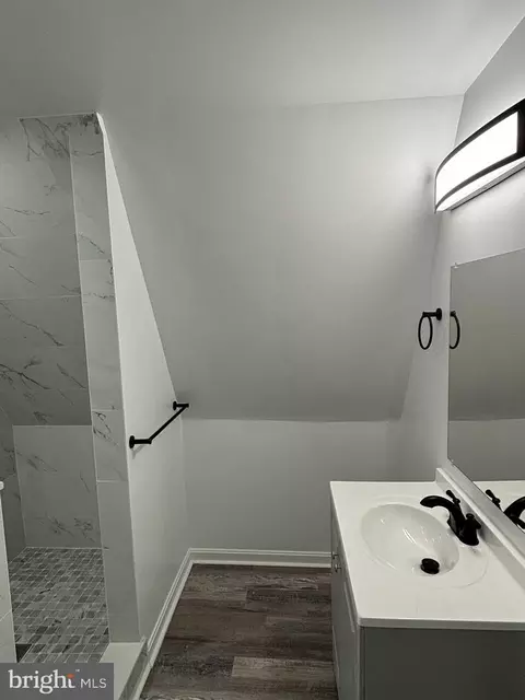 Bath - 1660 Bay Ridge Rd, Edgewater, MD 21037 photo 3 of 3