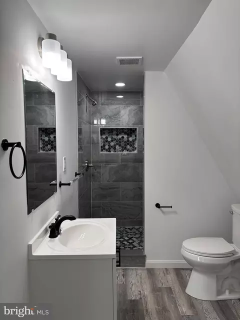 Bath - 1660 Bay Ridge Rd, Edgewater, MD 21037 photo 2 of 3