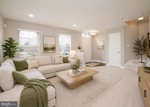 102 Vanguard Ln, Annapolis, MD 21401