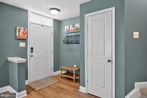 Entry Way - 1608 Belle Dr, Annapolis, MD 21401 photo 4 of 6