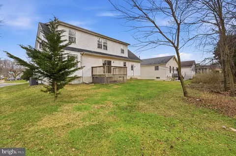 Exterior - 807 Eastern Point Rd, Annapolis, MD 21401 photo 6 of 9
