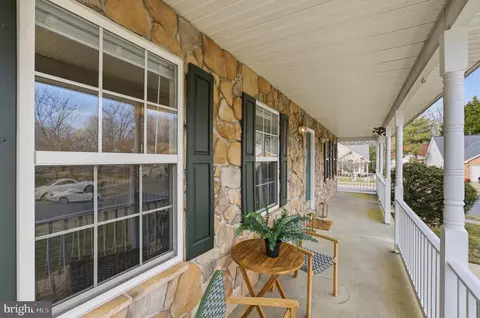 Exterior - 807 Eastern Point Rd, Annapolis, MD 21401 photo 3 of 9