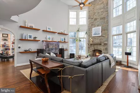 Living - 304 Gatsby Pl, Edgewater, MD 21037 photo 2 of 3