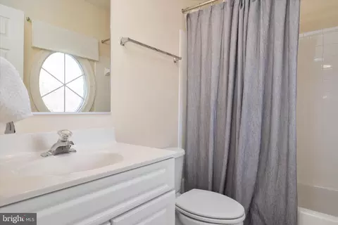Bath - 304 Gatsby Pl, Edgewater, MD 21037 photo 7 of 8